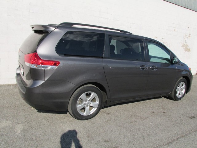 Toyota Sienna 2011 photo 3