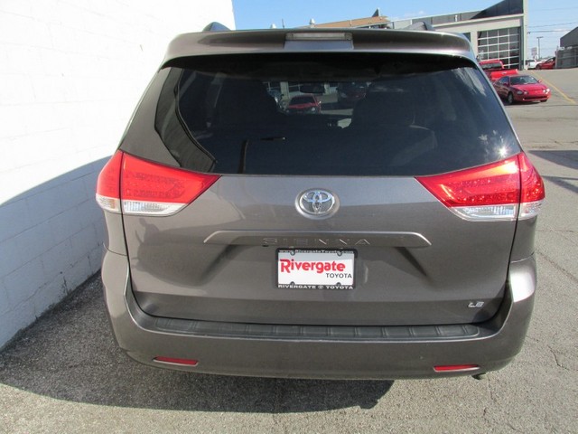 Toyota Sienna 2011 photo 5