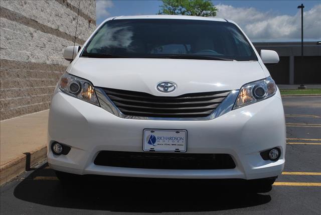 Toyota Sienna 2011 photo 2