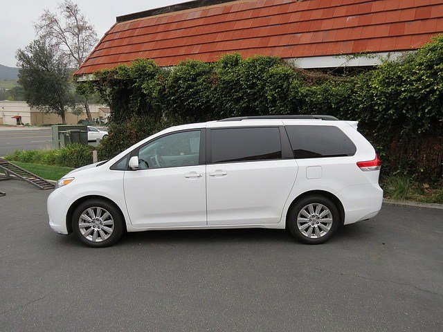 Toyota Sienna 2011 photo 1