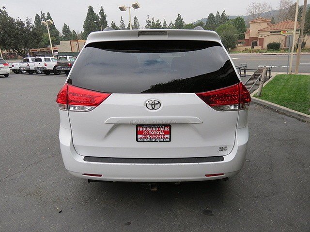 Toyota Sienna 2011 photo 3