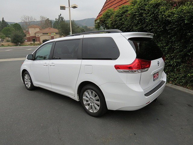 Toyota Sienna 2011 photo 2