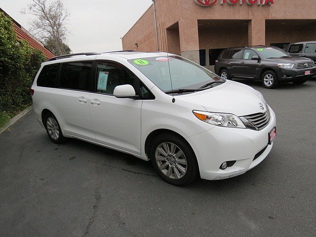 Toyota Sienna 2011 photo 4