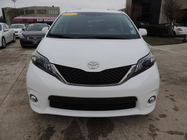 Toyota Sienna 2011 photo 1