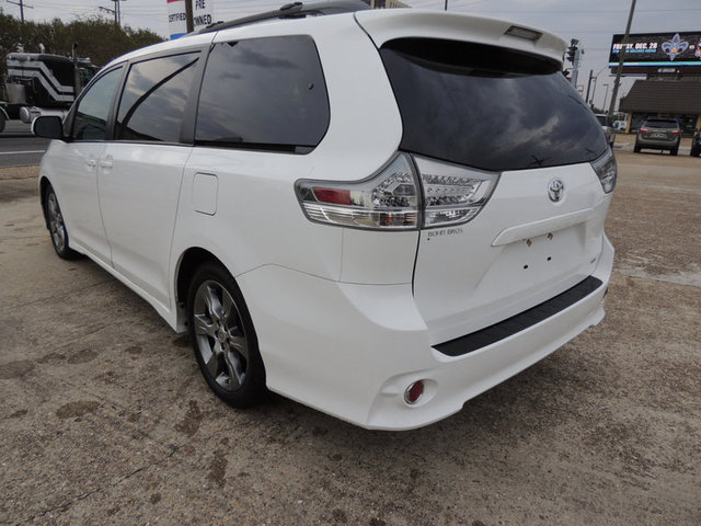 Toyota Sienna 2011 photo 3