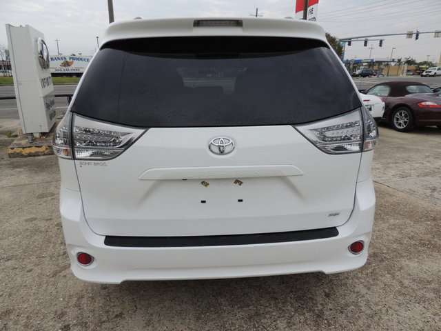 Toyota Sienna 2011 photo 4