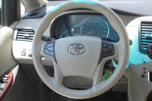 Toyota Sienna 2011 photo 4