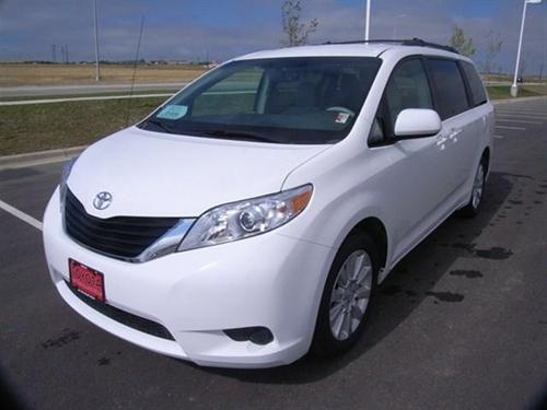 Toyota Sienna 2011 photo 2