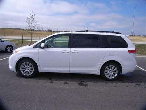 Toyota Sienna 2011 photo 3