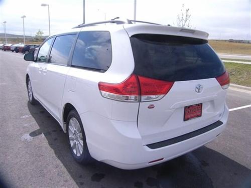 Toyota Sienna 2011 photo 4