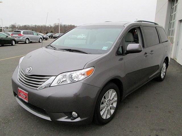 Toyota Sienna 2011 photo 2