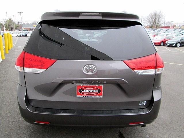 Toyota Sienna 2011 photo 3