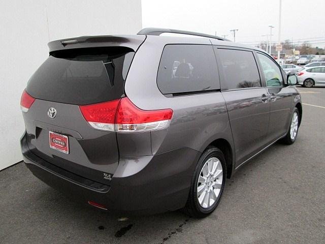 Toyota Sienna 2011 photo 4