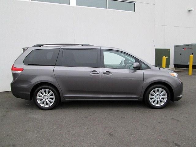 Toyota Sienna 2011 photo 5