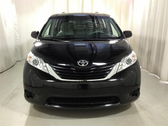 Toyota Sienna 2011 photo 1