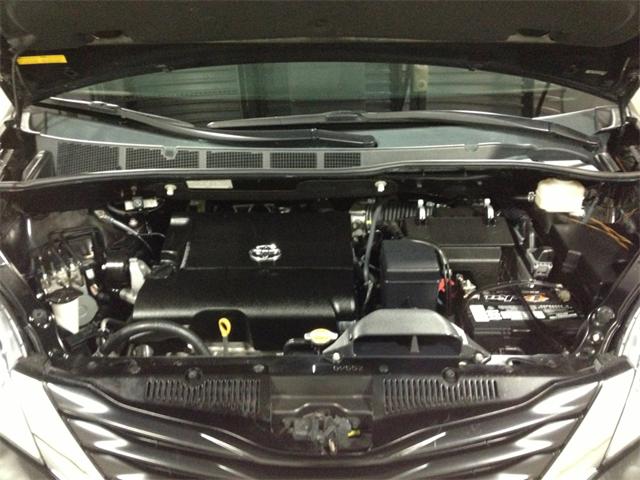 Toyota Sienna 2011 photo 2