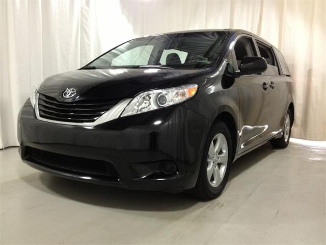 Toyota Sienna 2011 photo 3