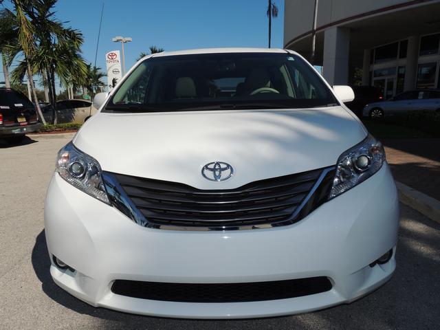 Toyota Sienna 2011 photo 2