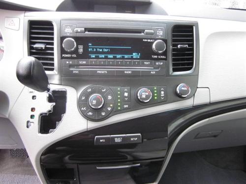 Toyota Sienna 2011 photo 2