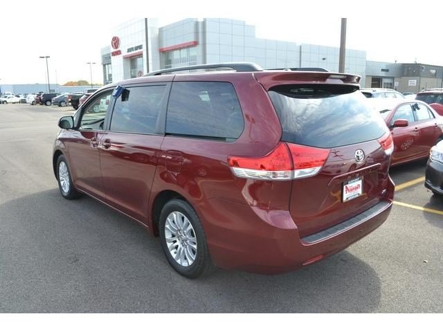 Toyota Sienna 2011 photo 2