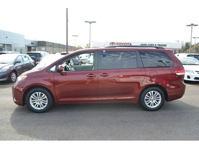 Toyota Sienna 2011 photo 1