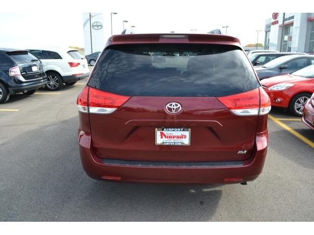 Toyota Sienna 2011 photo 3