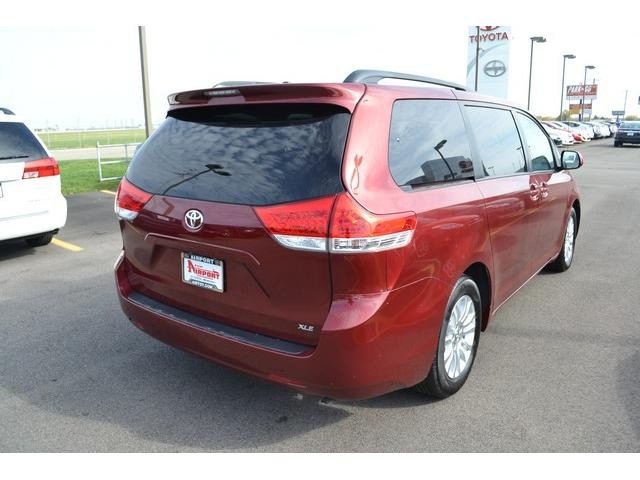 Toyota Sienna 2011 photo 4