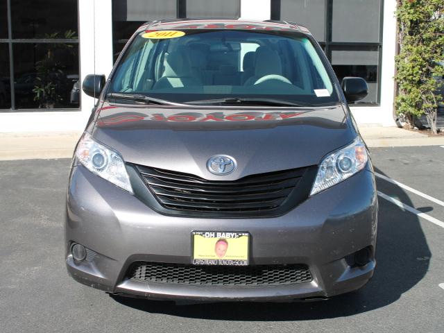 Toyota Sienna 2011 photo 1