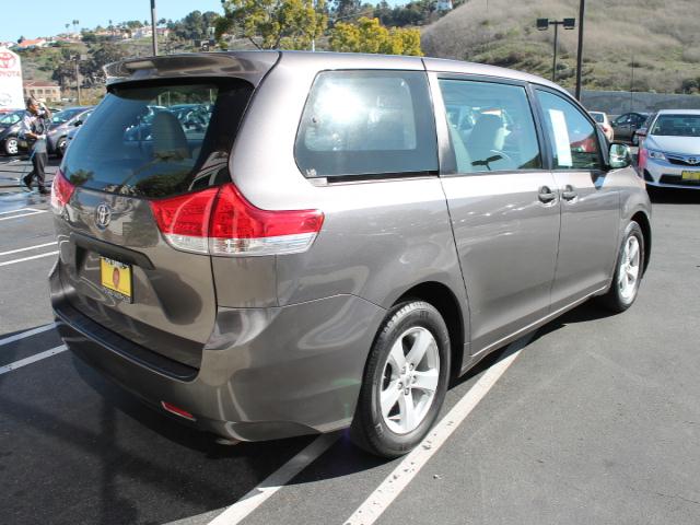 Toyota Sienna 2011 photo 3