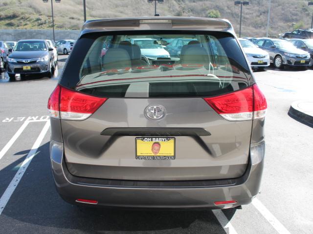 Toyota Sienna 2011 photo 4