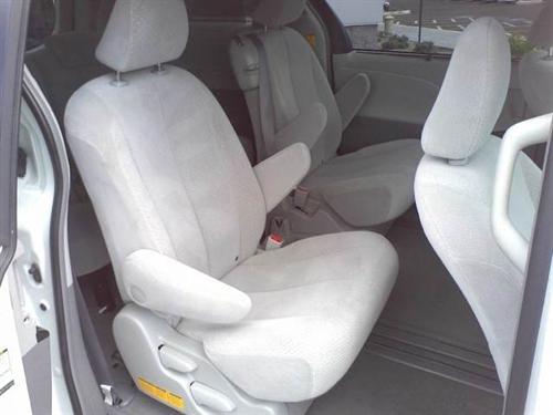 Toyota Sienna 2011 photo 2