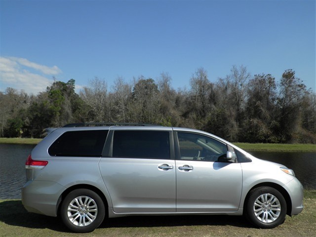 Toyota Sienna 2011 photo 1