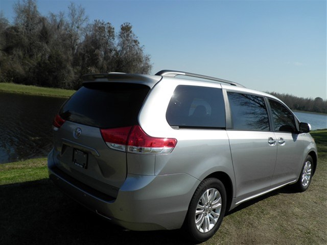 Toyota Sienna 2011 photo 2