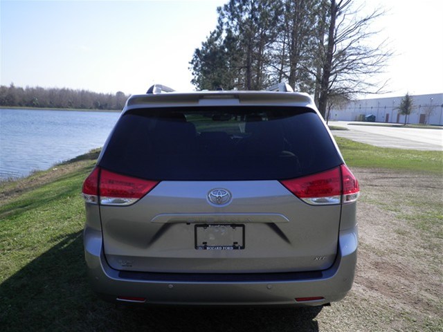 Toyota Sienna 2011 photo 3