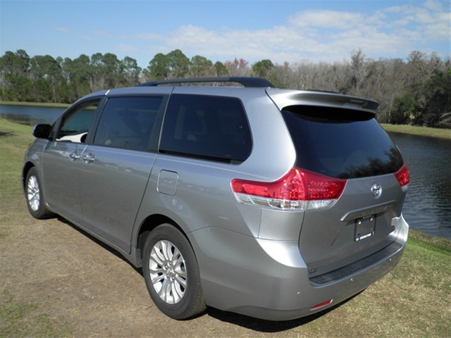 Toyota Sienna 2011 photo 4