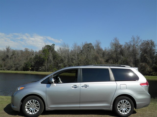 Toyota Sienna 2011 photo 5