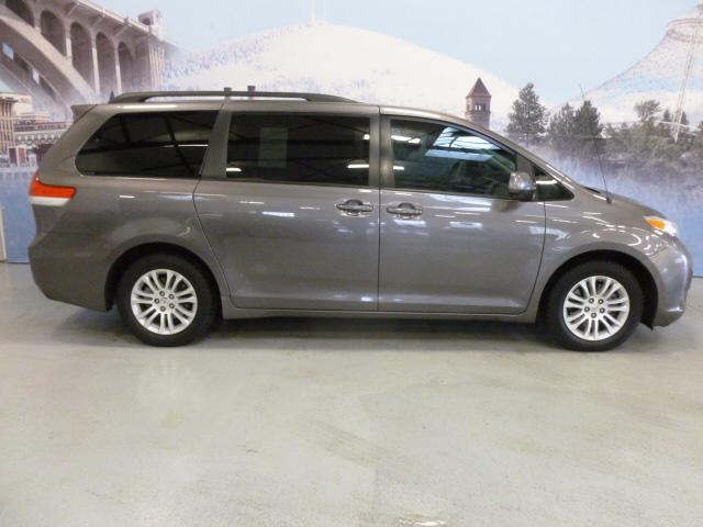 Toyota Sienna 2011 photo 1