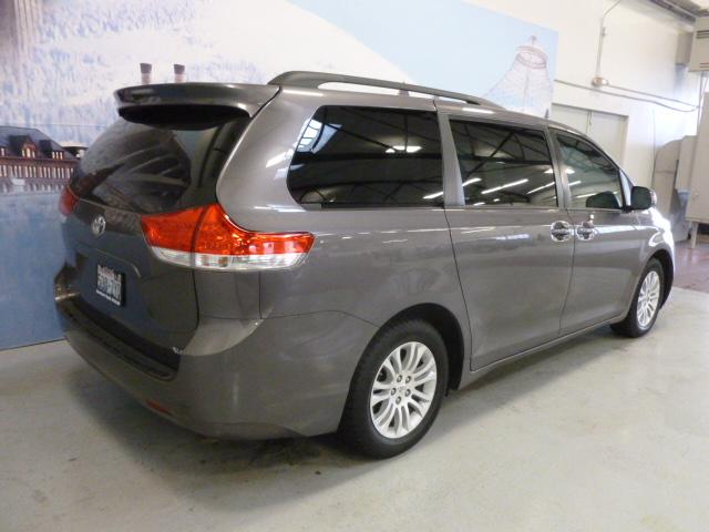 Toyota Sienna 2011 photo 2