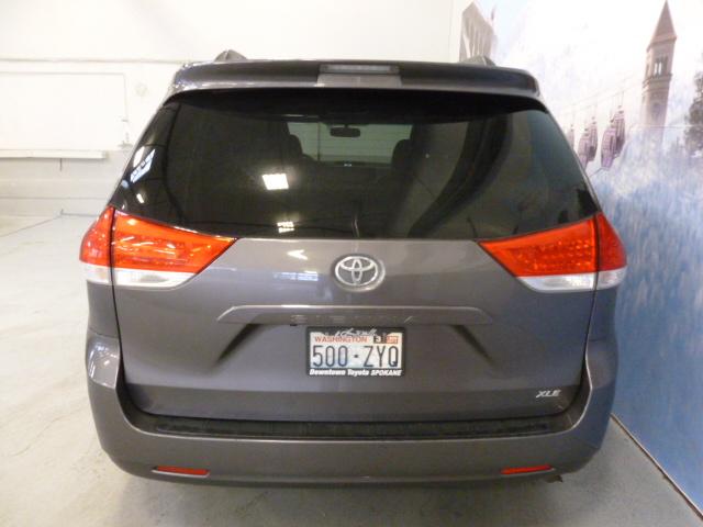 Toyota Sienna 2011 photo 3