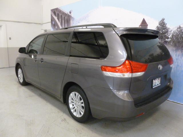 Toyota Sienna 2011 photo 4