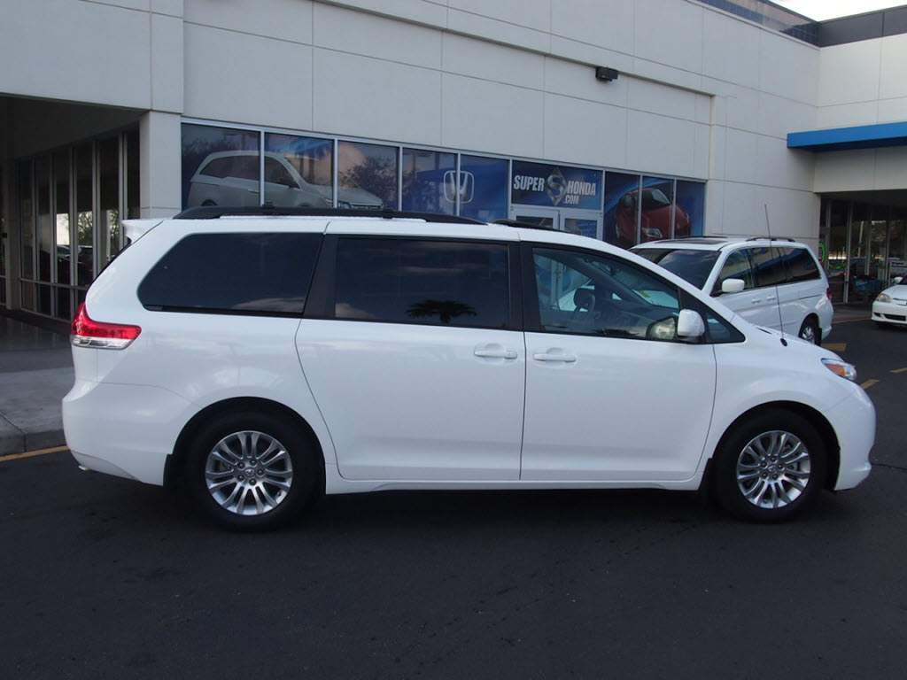 Toyota Sienna 2011 photo 1