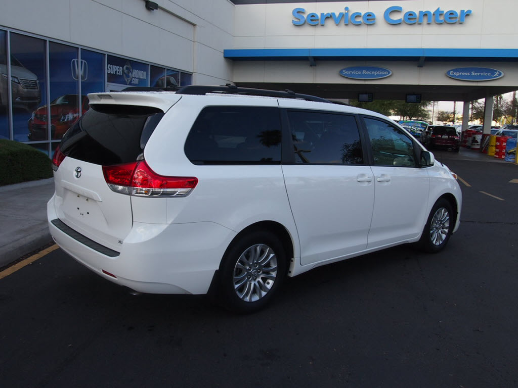 Toyota Sienna 2011 photo 2