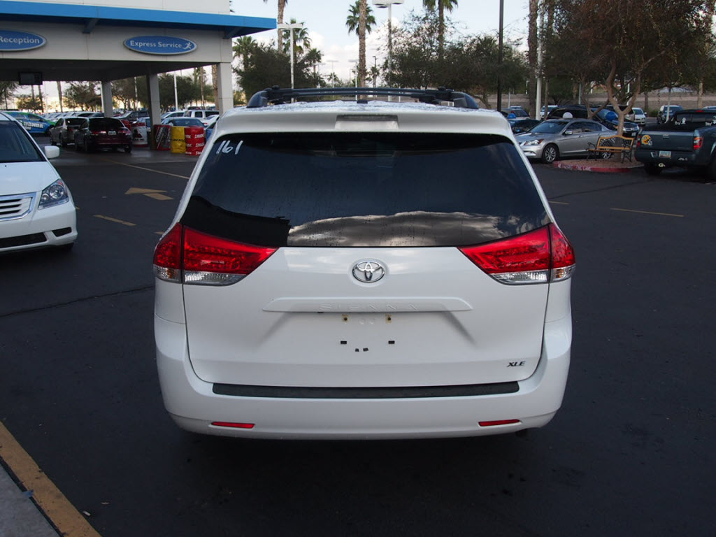 Toyota Sienna 2011 photo 3