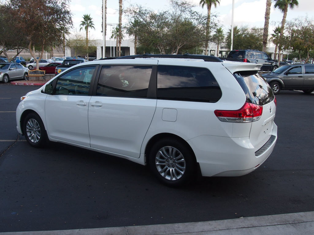 Toyota Sienna 2011 photo 4