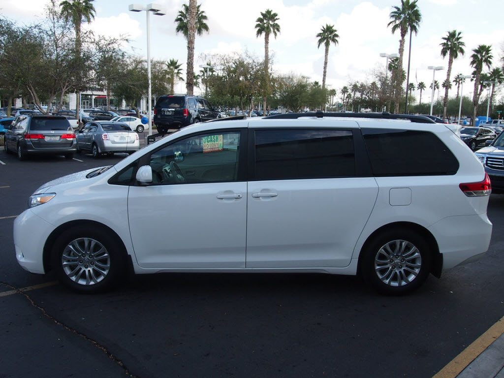 Toyota Sienna 2011 photo 5