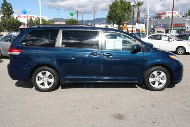 Toyota Sienna 2011 photo 1