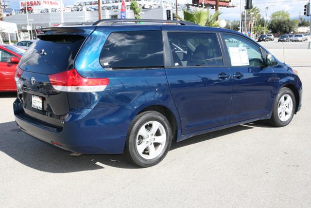 Toyota Sienna 2011 photo 2