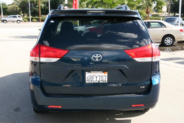 Toyota Sienna 2011 photo 3