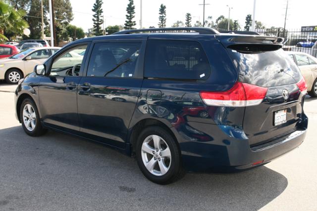 Toyota Sienna 2011 photo 4