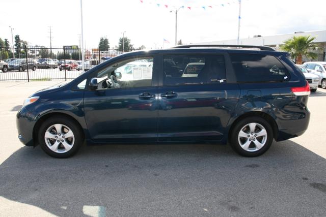 Toyota Sienna 2011 photo 5